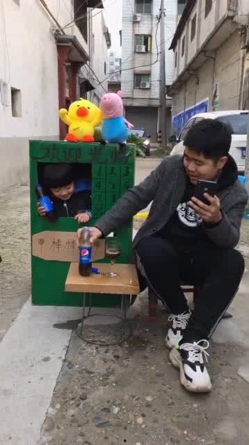 小孩吃瓜视频偷梁换柱