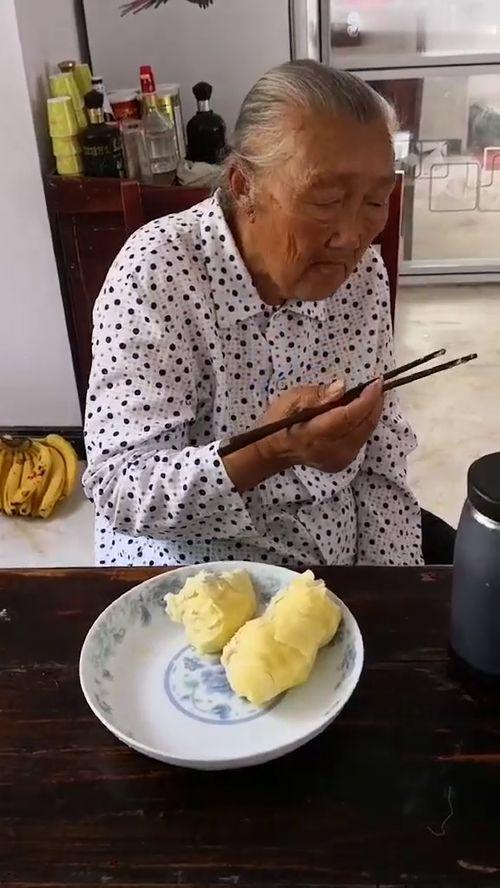 婆婆吃蜜瓜反应,甜蜜惊喜满满