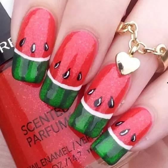 美甲翻车吃瓜,吃瓜群众围观翻车全过程